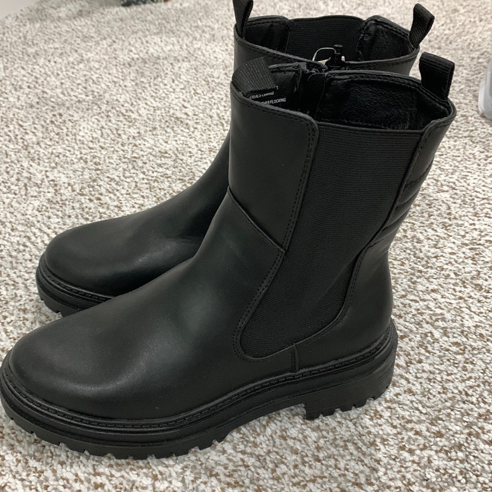 NWT womens 8 black boots